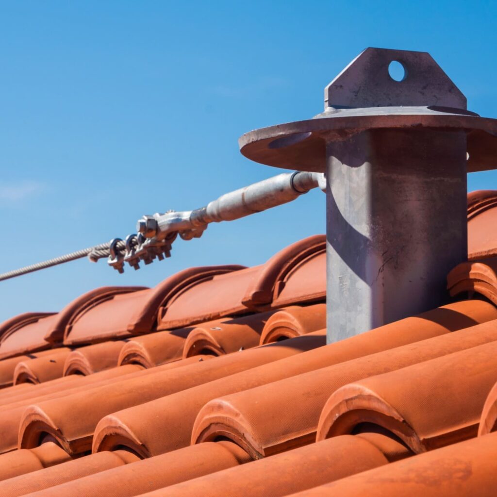Tetto con linea vita installata da Elementa S.r.l per garantire la sicurezza durante i lavori in quota nelle province di Forlì, Cesena, Rimini e Ravenna